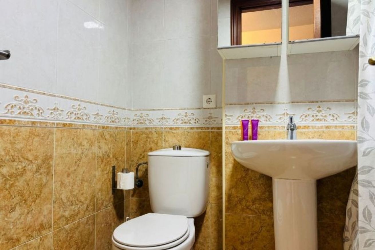 Se alquila desde ahora  hasta 31.6.26 y desde 1.9.26-31.5.27 bonito apartamento  con vistas laterales al mar en Benalmadena muy cerca de Puerto Marina