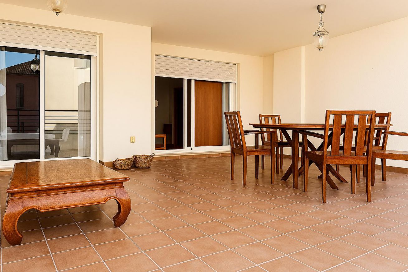 Se alquila desde ahora  hasta 31.6.26 y desde 1.9.26-31.5.27 bonito apartamento  con vistas laterales al mar en Benalmadena muy cerca de Puerto Marina