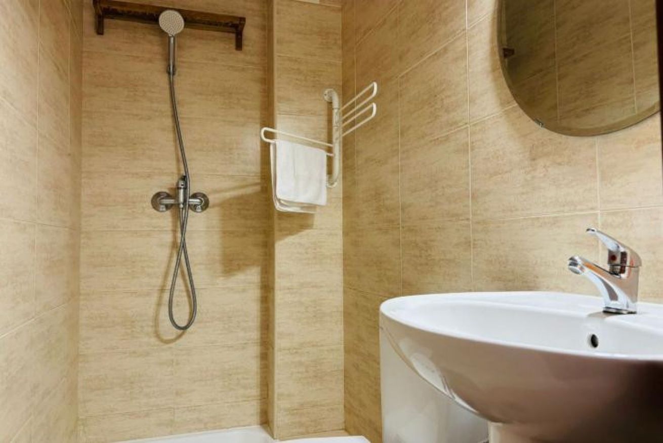 Se alquila desde ahora  hasta 31.6.26 y desde 1.9.26-31.5.27 bonito apartamento  con vistas laterales al mar en Benalmadena muy cerca de Puerto Marina