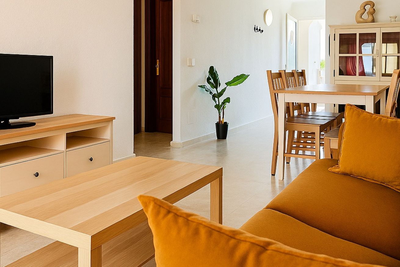 Se alquila desde ahora  hasta 31.6.26 y desde 1.9.26-31.5.27 bonito apartamento  con vistas laterales al mar en Benalmadena muy cerca de Puerto Marina