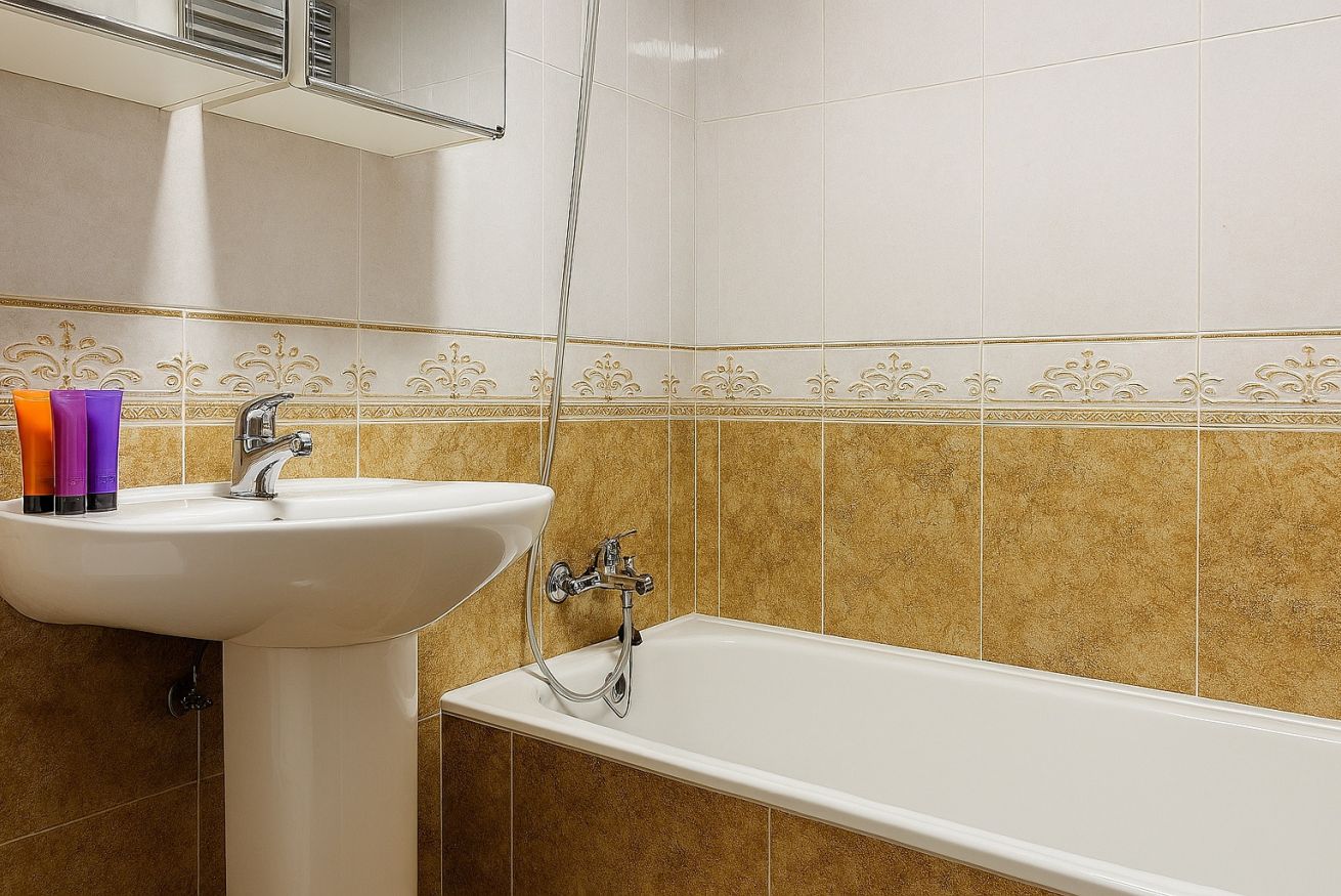 Se alquila desde ahora  hasta 31.6.26 y desde 1.9.26-31.5.27 bonito apartamento  con vistas laterales al mar en Benalmadena muy cerca de Puerto Marina