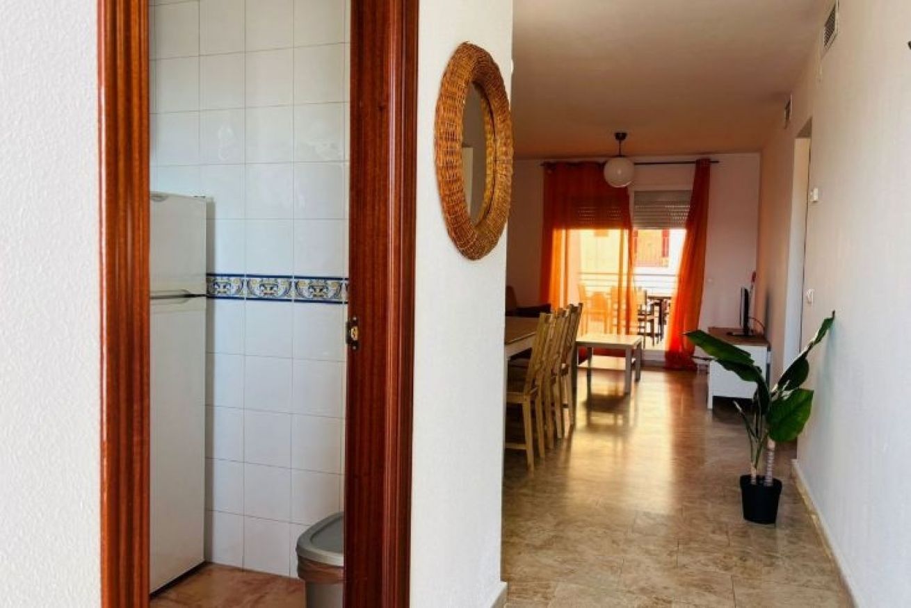 Se alquila desde ahora  hasta 31.6.26 y desde 1.9.26-31.5.27 bonito apartamento  con vistas laterales al mar en Benalmadena muy cerca de Puerto Marina