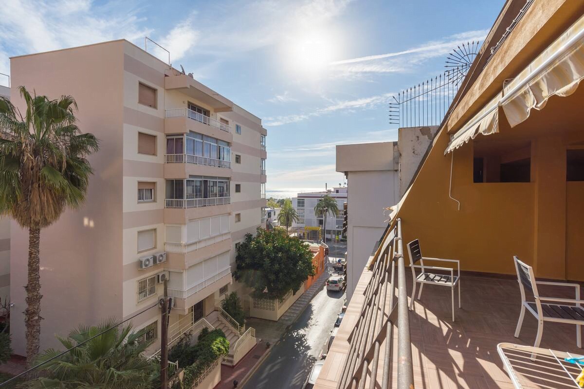 Se alquila desde ahora  hasta 31.6.26 y desde 1.9.26-31.5.27 bonito apartamento  con vistas laterales al mar en Benalmadena muy cerca de Puerto Marina