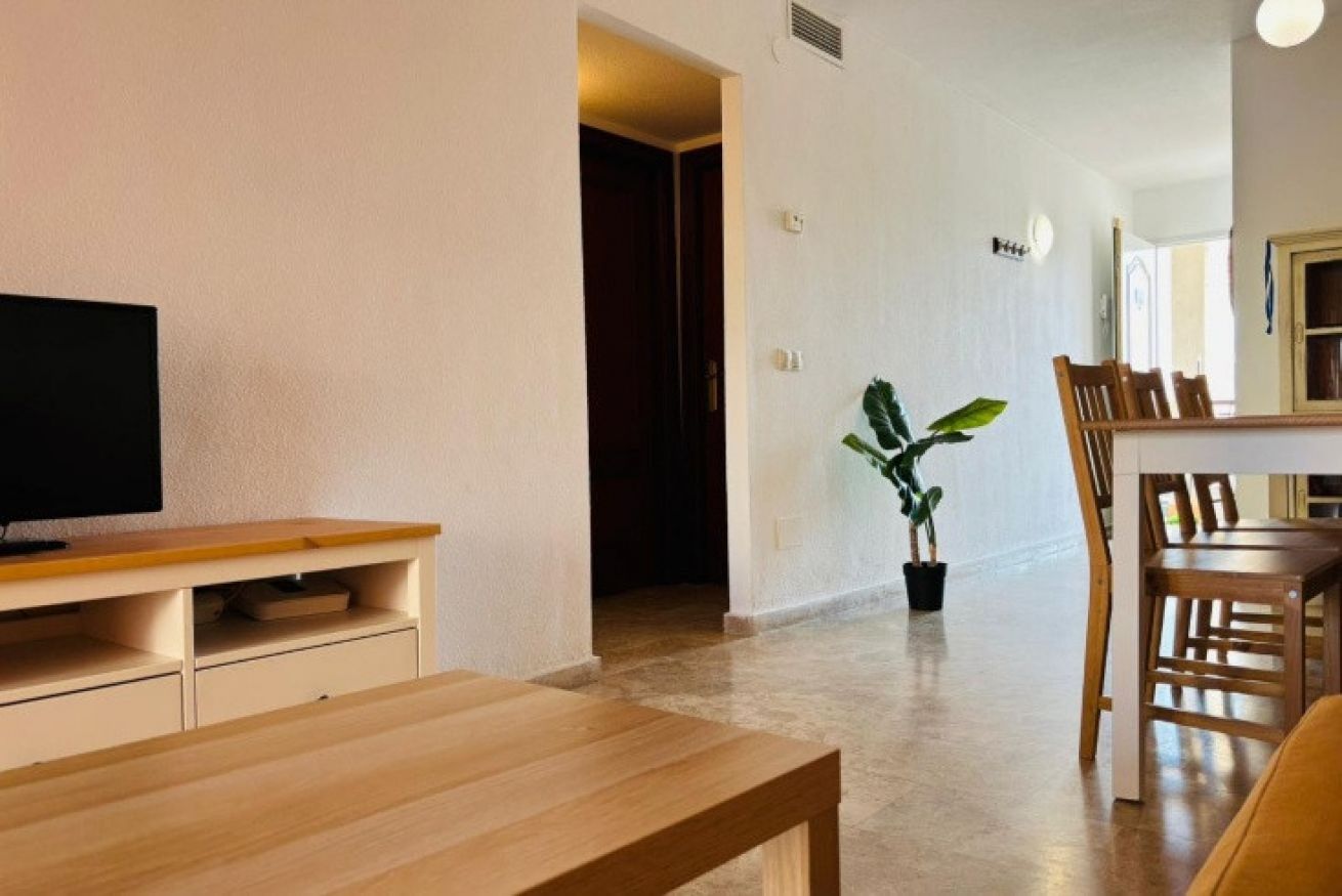 Se alquila desde ahora  hasta 31.6.26 y desde 1.9.26-31.5.27 bonito apartamento  con vistas laterales al mar en Benalmadena muy cerca de Puerto Marina