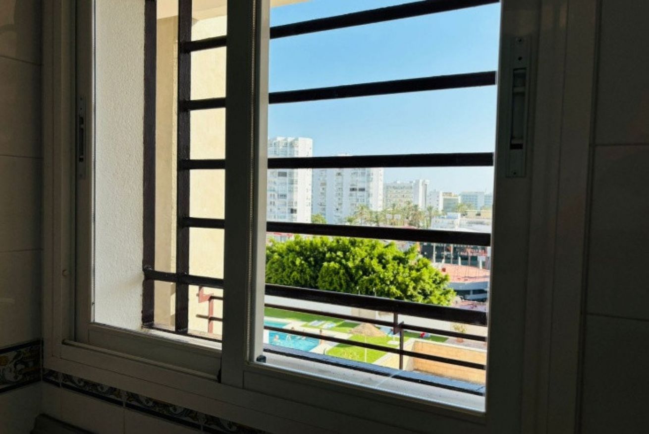 Se alquila desde ahora  hasta 31.6.26 y desde 1.9.26-31.5.27 bonito apartamento  con vistas laterales al mar en Benalmadena muy cerca de Puerto Marina