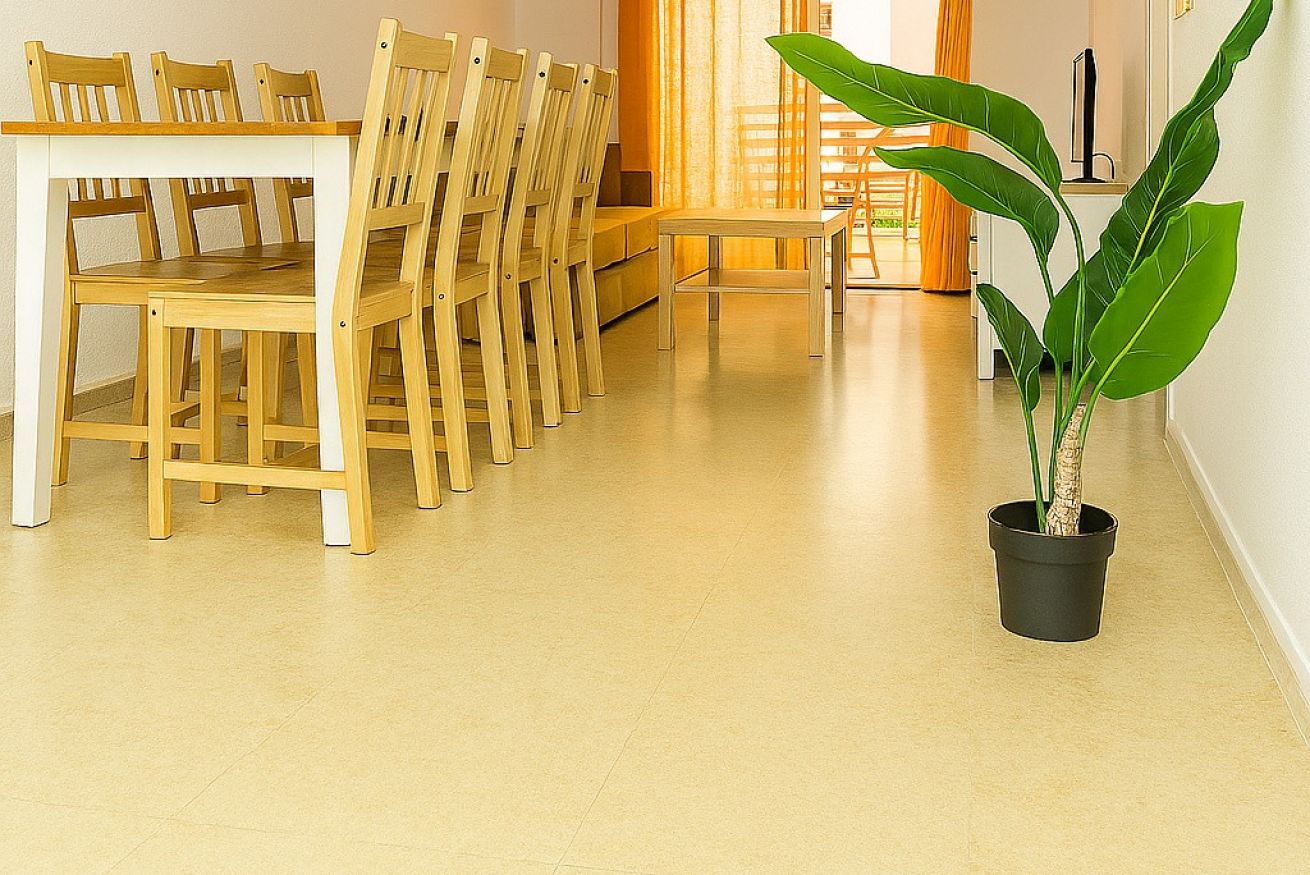 Se alquila desde ahora  hasta 31.6.26 y desde 1.9.26-31.5.27 bonito apartamento  con vistas laterales al mar en Benalmadena muy cerca de Puerto Marina