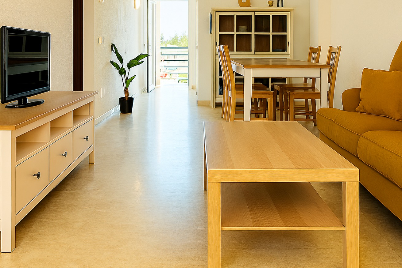 Se alquila desde ahora  hasta 31.6.26 y desde 1.9.26-31.5.27 bonito apartamento  con vistas laterales al mar en Benalmadena muy cerca de Puerto Marina