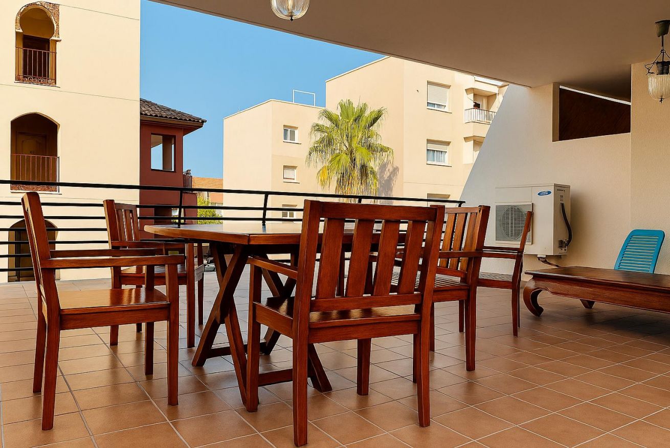 Se alquila desde ahora  hasta 31.6.26 y desde 1.9.26-31.5.27 bonito apartamento  con vistas laterales al mar en Benalmadena muy cerca de Puerto Marina