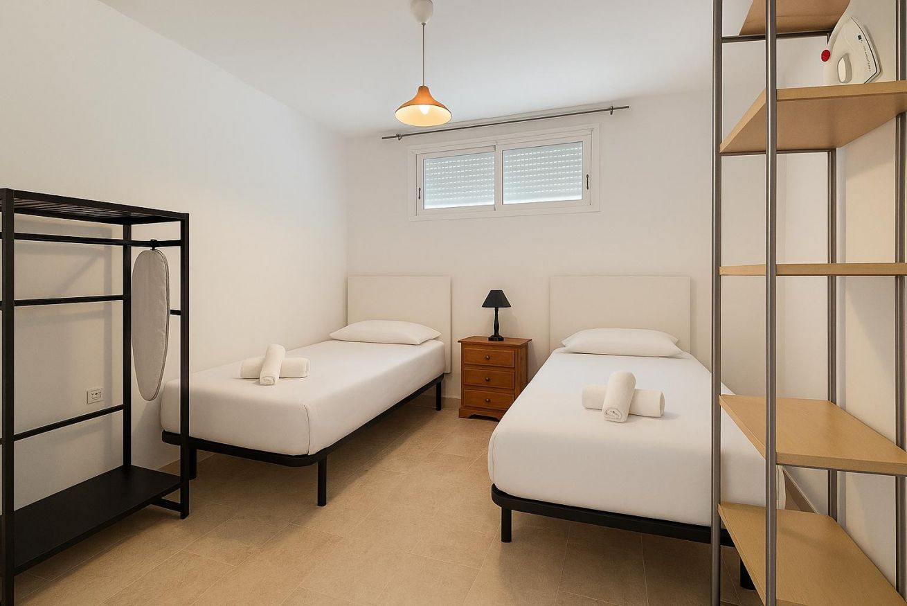 Se alquila desde ahora  hasta 31.6.26 y desde 1.9.26-31.5.27 bonito apartamento  con vistas laterales al mar en Benalmadena muy cerca de Puerto Marina