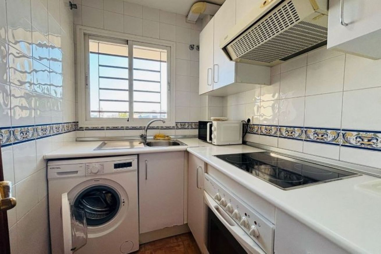 Se alquila desde ahora  hasta 31.6.26 y desde 1.9.26-31.5.27 bonito apartamento  con vistas laterales al mar en Benalmadena muy cerca de Puerto Marina