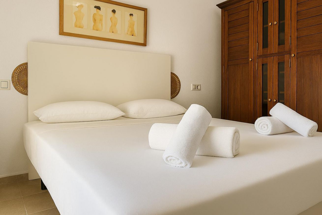 Se alquila desde ahora  hasta 31.6.26 y desde 1.9.26-31.5.27 bonito apartamento  con vistas laterales al mar en Benalmadena muy cerca de Puerto Marina