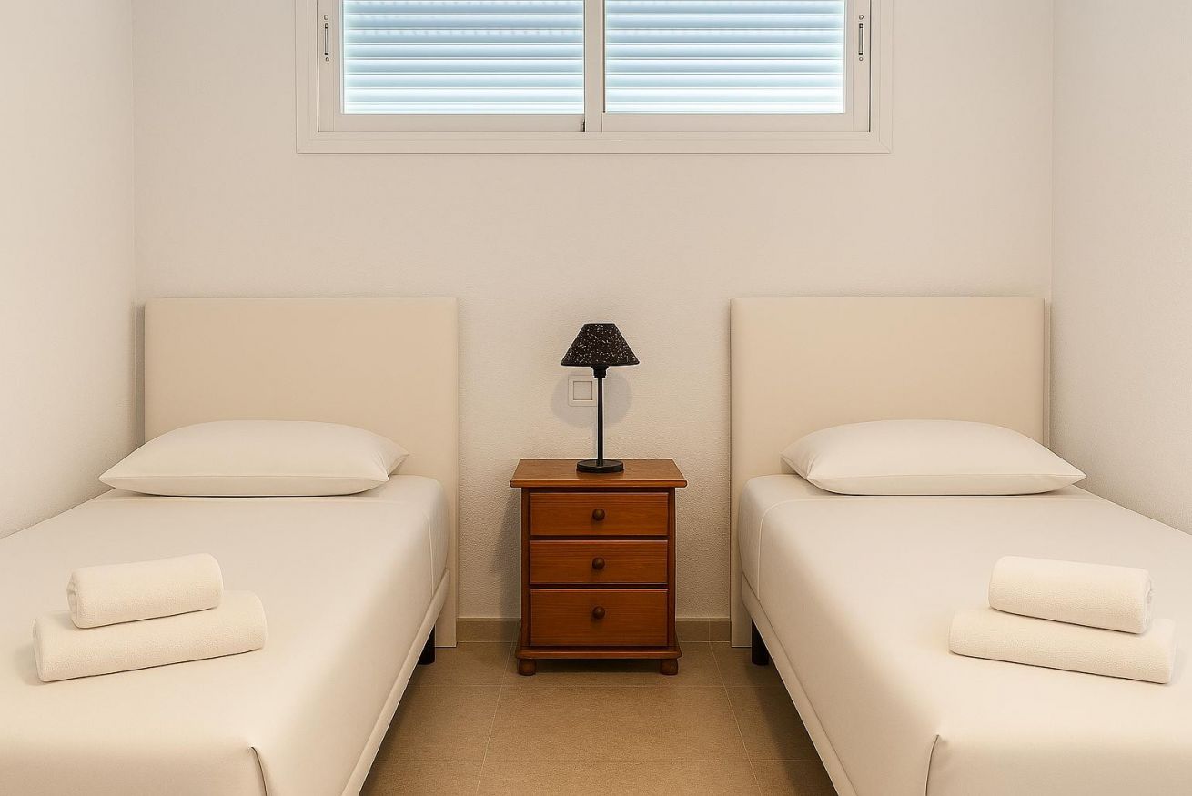 Se alquila desde ahora  hasta 31.6.26 y desde 1.9.26-31.5.27 bonito apartamento  con vistas laterales al mar en Benalmadena muy cerca de Puerto Marina