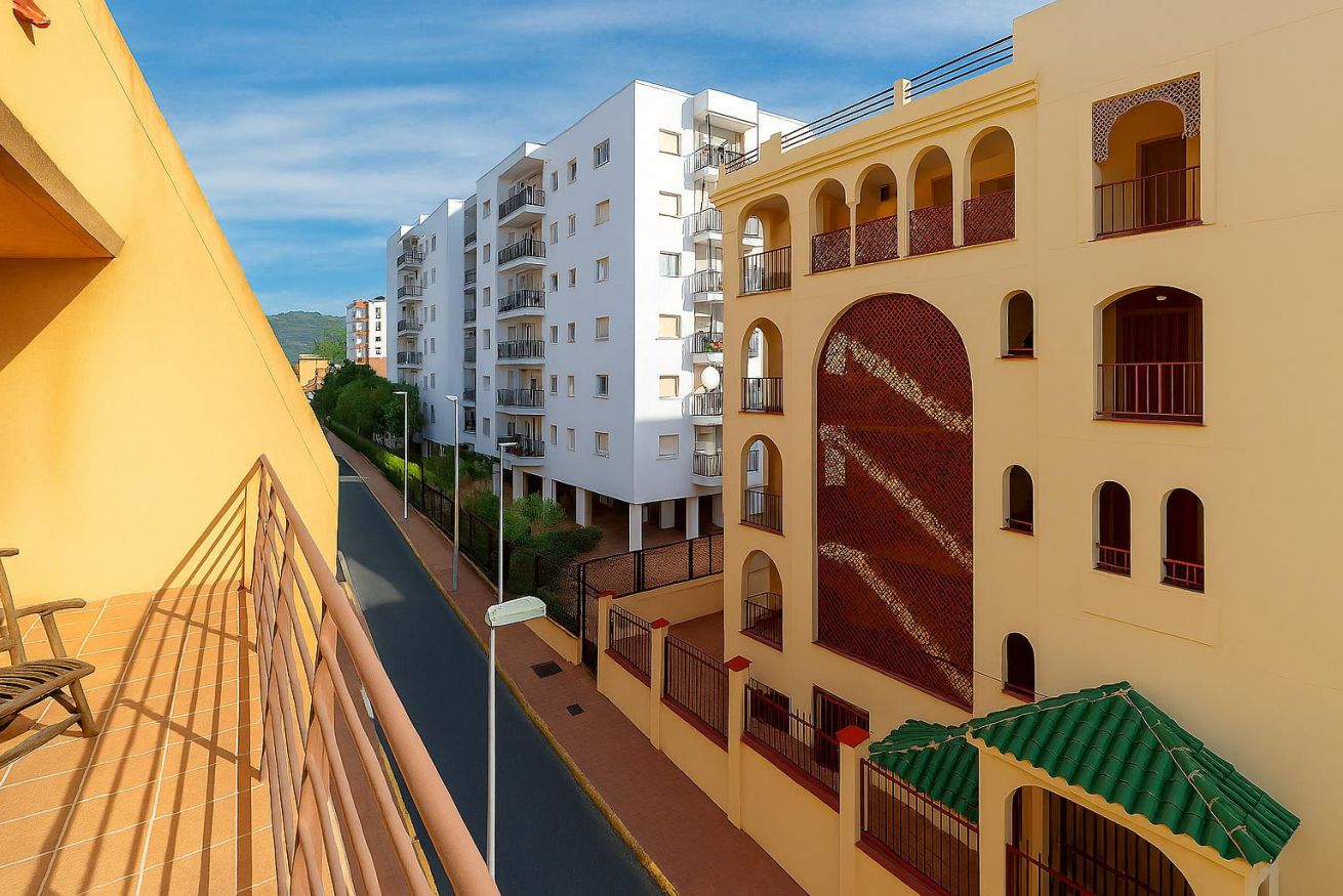 Se alquila desde ahora  hasta 31.6.26 y desde 1.9.26-31.5.27 bonito apartamento  con vistas laterales al mar en Benalmadena muy cerca de Puerto Marina