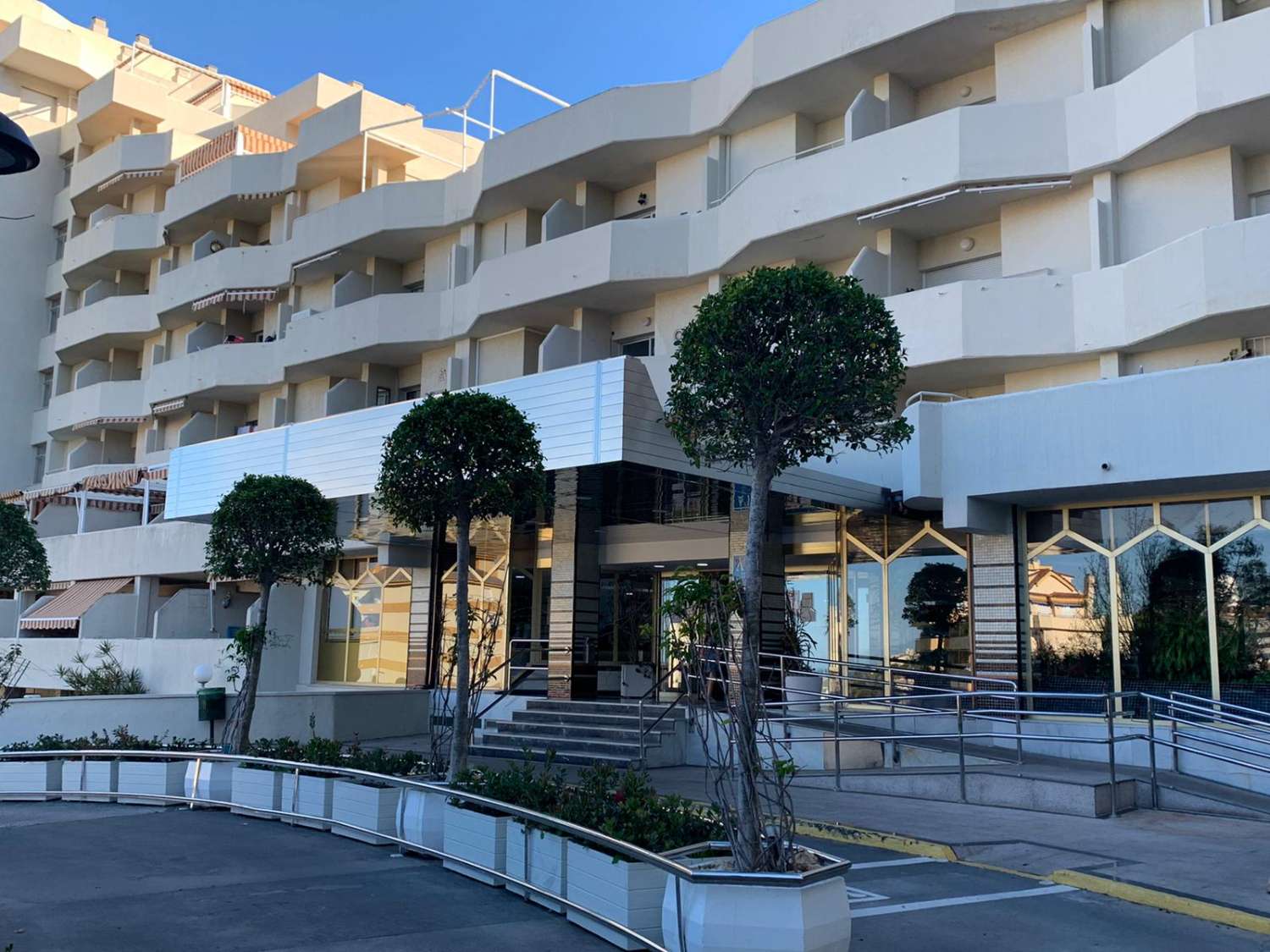 SE VENDE BONITO APARTAMENTO CON LICENCIA TURISTICA CON VISTAS AL MAR EN BENALMADENA