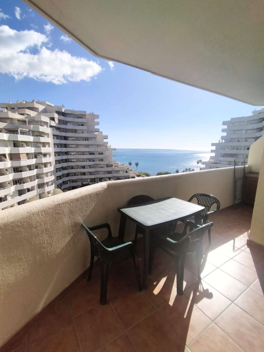 SE VENDE BONITO APARTAMENTO CON LICENCIA TURISTICA CON VISTAS AL MAR EN BENALMADENA