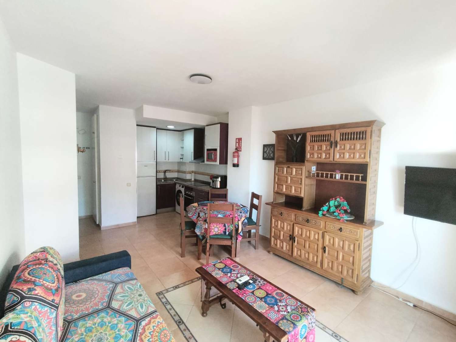 SE VENDE BONITO APARTAMENTO CON LICENCIA TURISTICA CON VISTAS AL MAR EN BENALMADENA