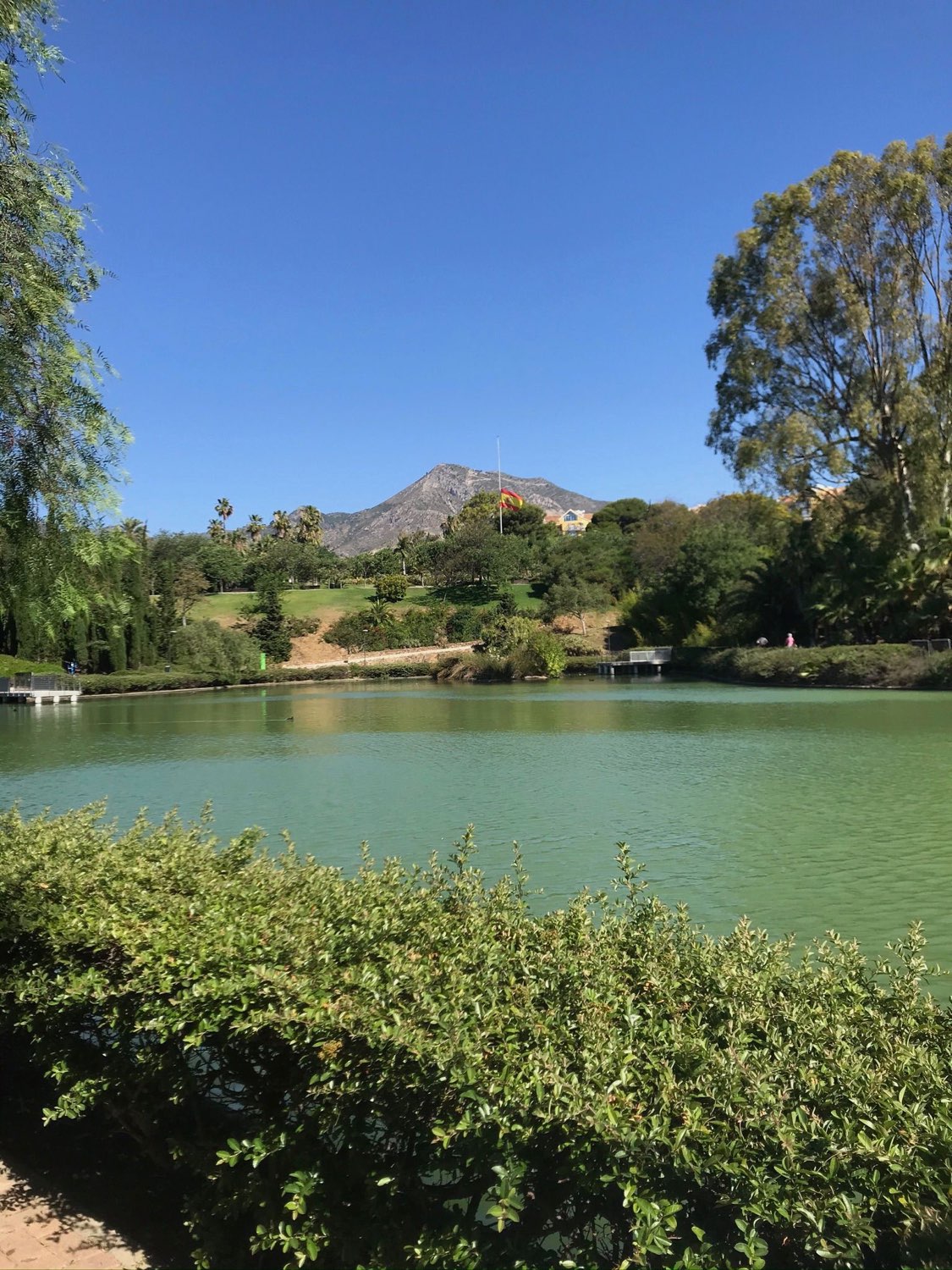 SE VENDE BONITO APARTAMENTO CON LICENCIA TURISTICA CON VISTAS AL MAR EN BENALMADENA