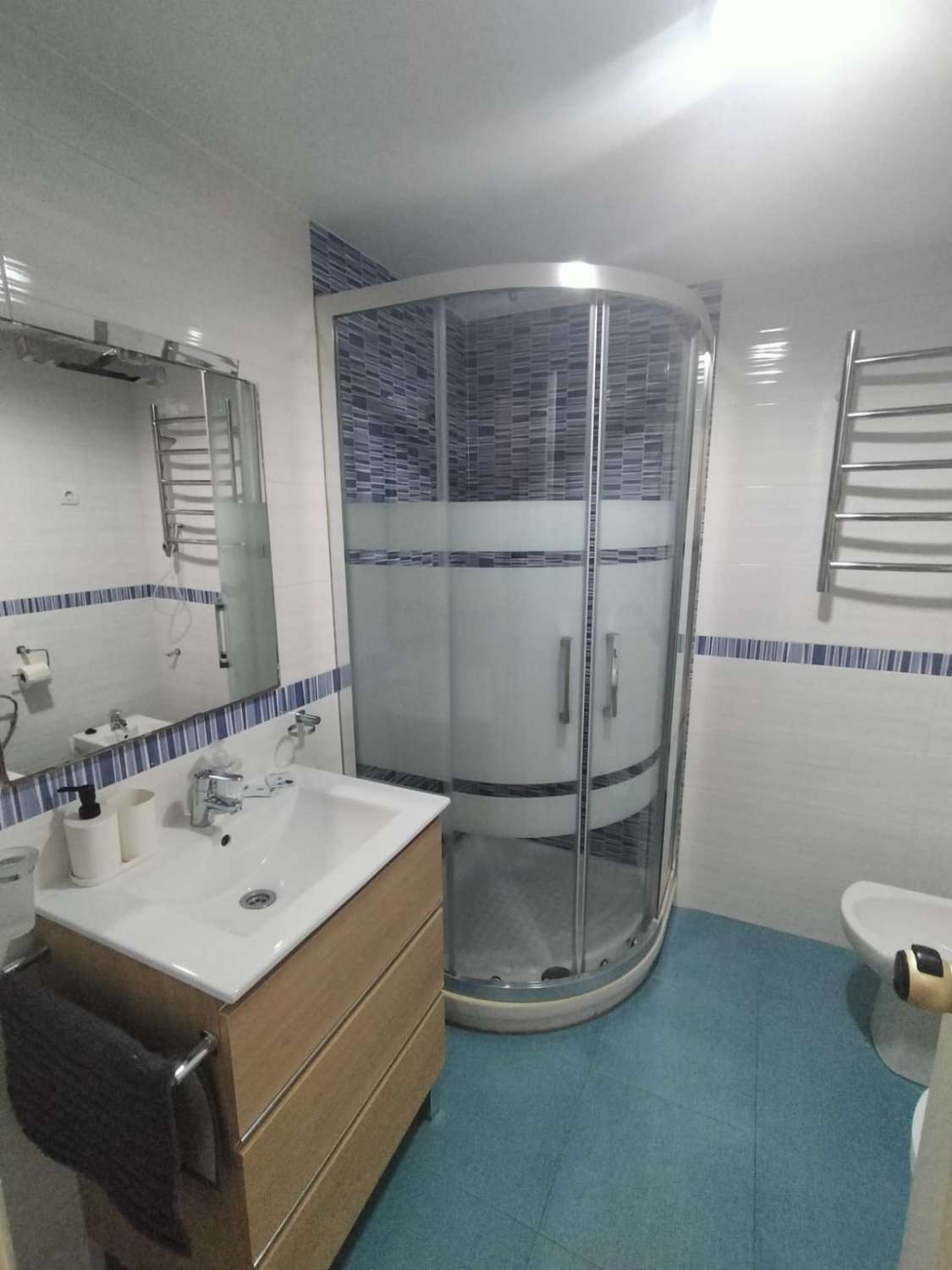 SE VENDE BONITO APARTAMENTO CON LICENCIA TURISTICA CON VISTAS AL MAR EN BENALMADENA