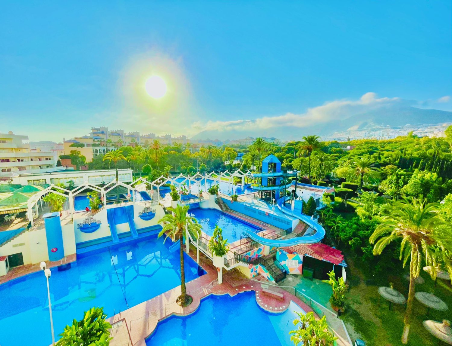 SE VENDE BONITO APARTAMENTO CON LICENCIA TURISTICA CON VISTAS AL MAR EN BENALMADENA