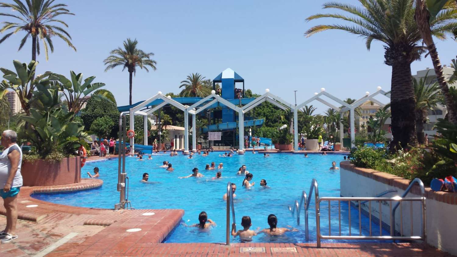 SE VENDE BONITO APARTAMENTO CON LICENCIA TURISTICA CON VISTAS AL MAR EN BENALMADENA