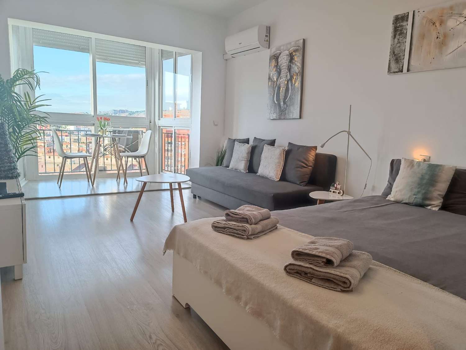 SE VENDE BONITO ESTUDIO CON LICENCIA TUTISTICA EN EL CENTRO DE TORREMOLINOS