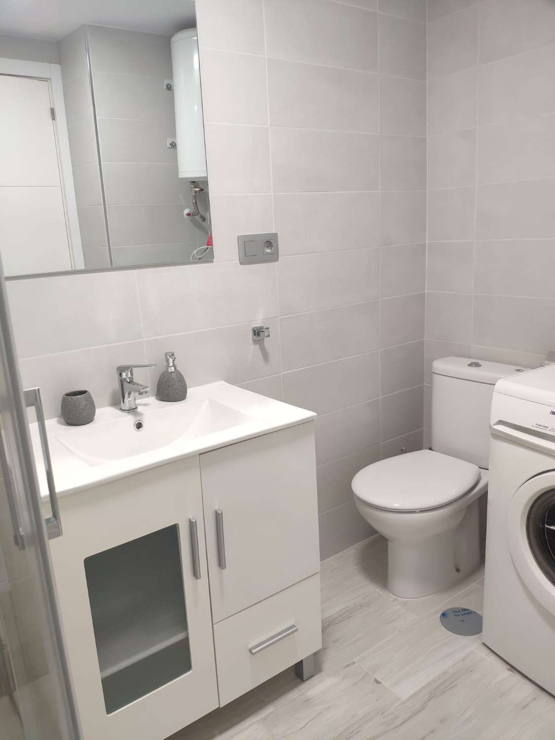 SE VENDE BONITO ESTUDIO CON LICENCIA TUTISTICA EN EL CENTRO DE TORREMOLINOS