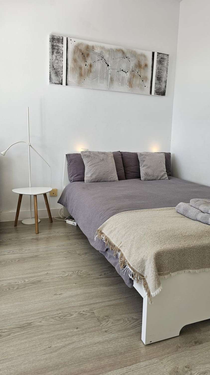 SE VENDE BONITO ESTUDIO CON LICENCIA TUTISTICA EN EL CENTRO DE TORREMOLINOS