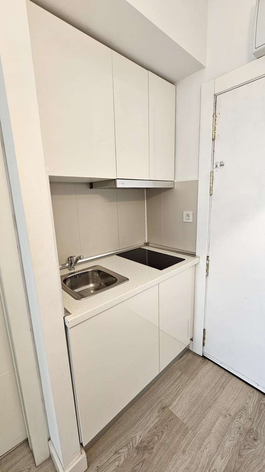 SE VENDE BONITO ESTUDIO CON LICENCIA TUTISTICA EN EL CENTRO DE TORREMOLINOS