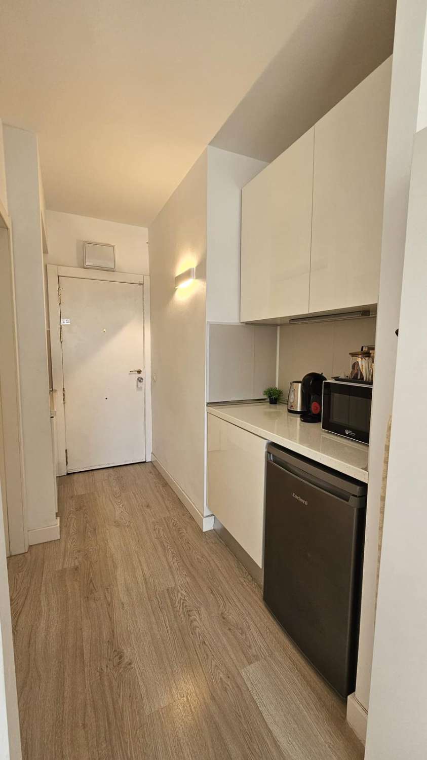 SE VENDE BONITO ESTUDIO CON LICENCIA TUTISTICA EN EL CENTRO DE TORREMOLINOS