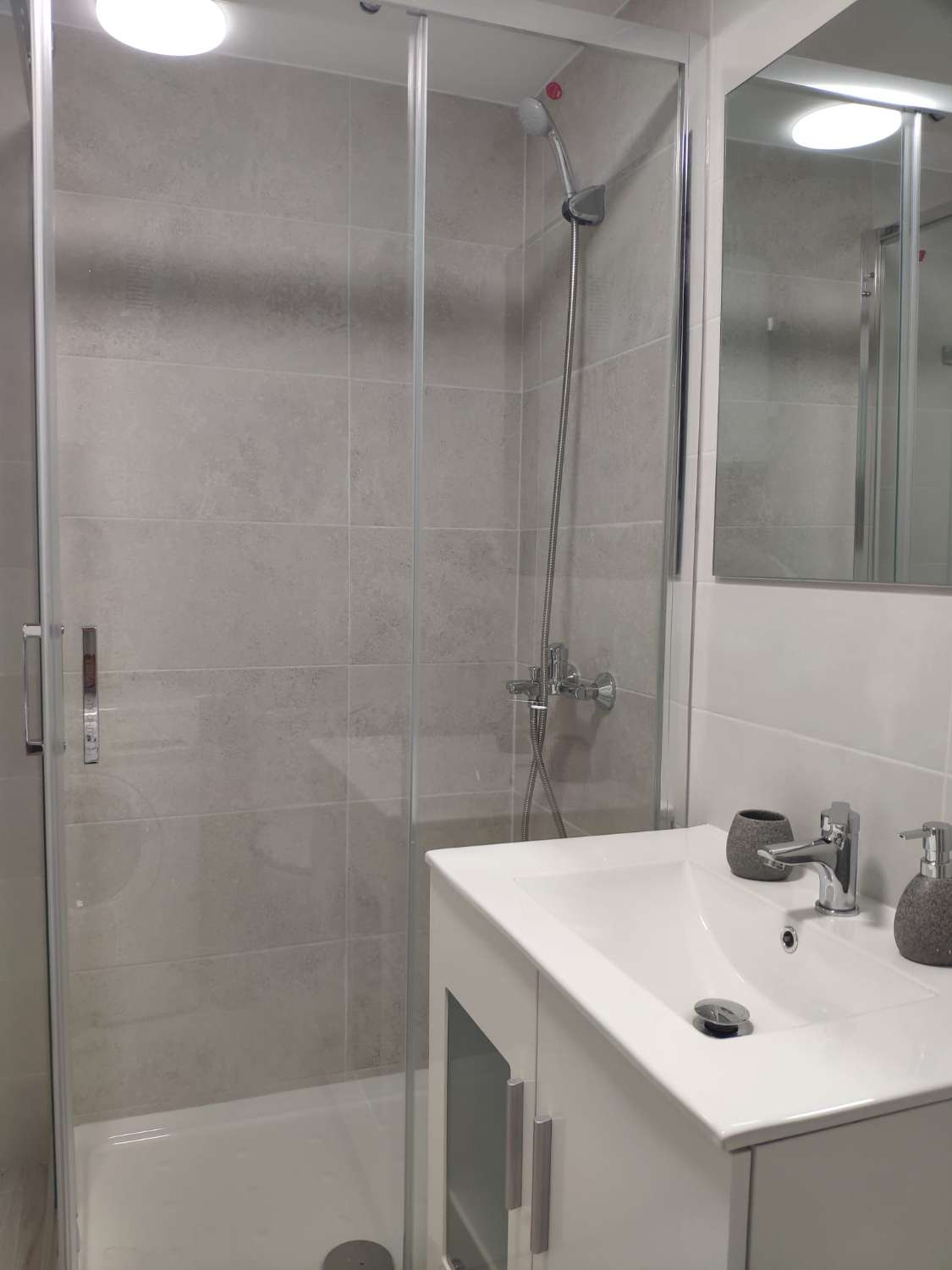 SE VENDE BONITO ESTUDIO CON LICENCIA TUTISTICA EN EL CENTRO DE TORREMOLINOS