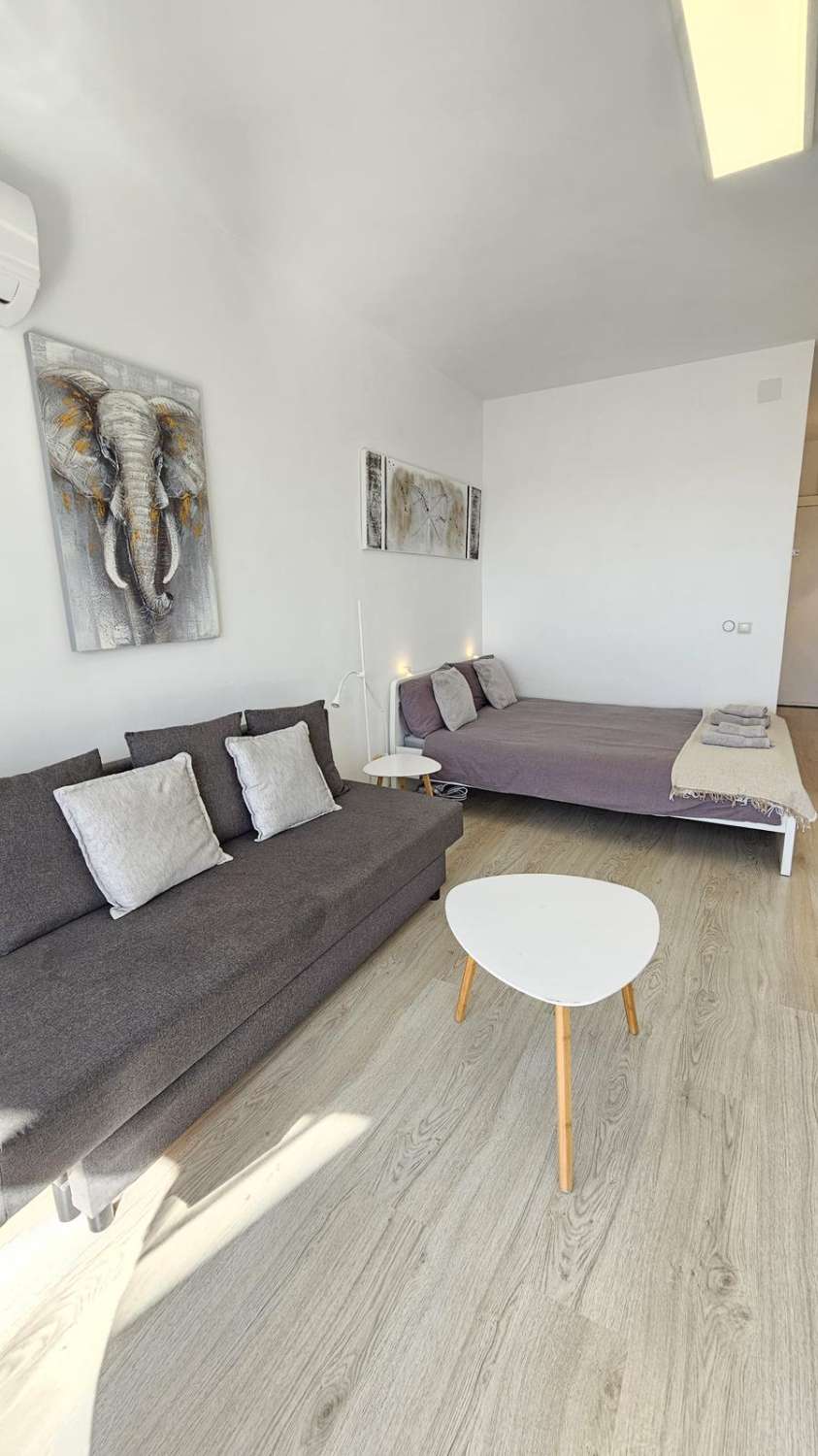 SE VENDE BONITO ESTUDIO CON LICENCIA TUTISTICA EN EL CENTRO DE TORREMOLINOS