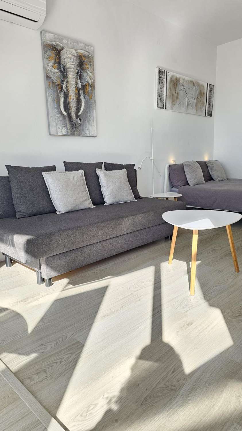 SE VENDE BONITO ESTUDIO CON LICENCIA TUTISTICA EN EL CENTRO DE TORREMOLINOS