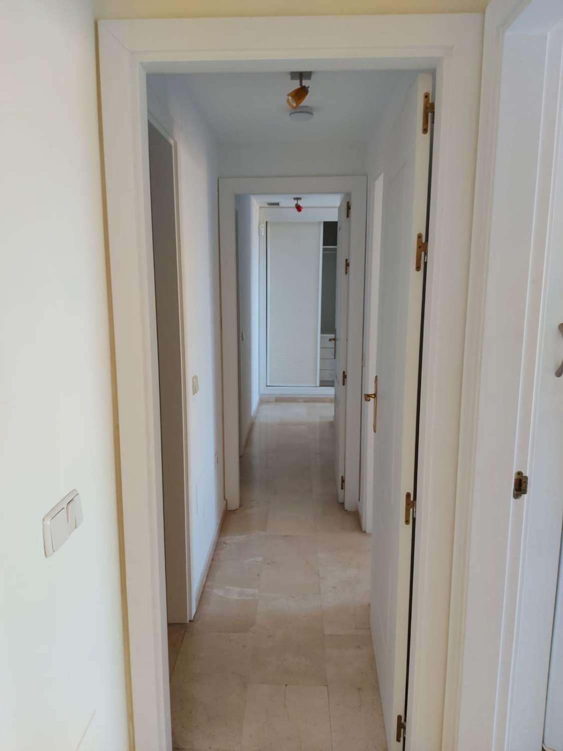 Se vende  bonito apartamento con vistas al mar en Benalmádena.