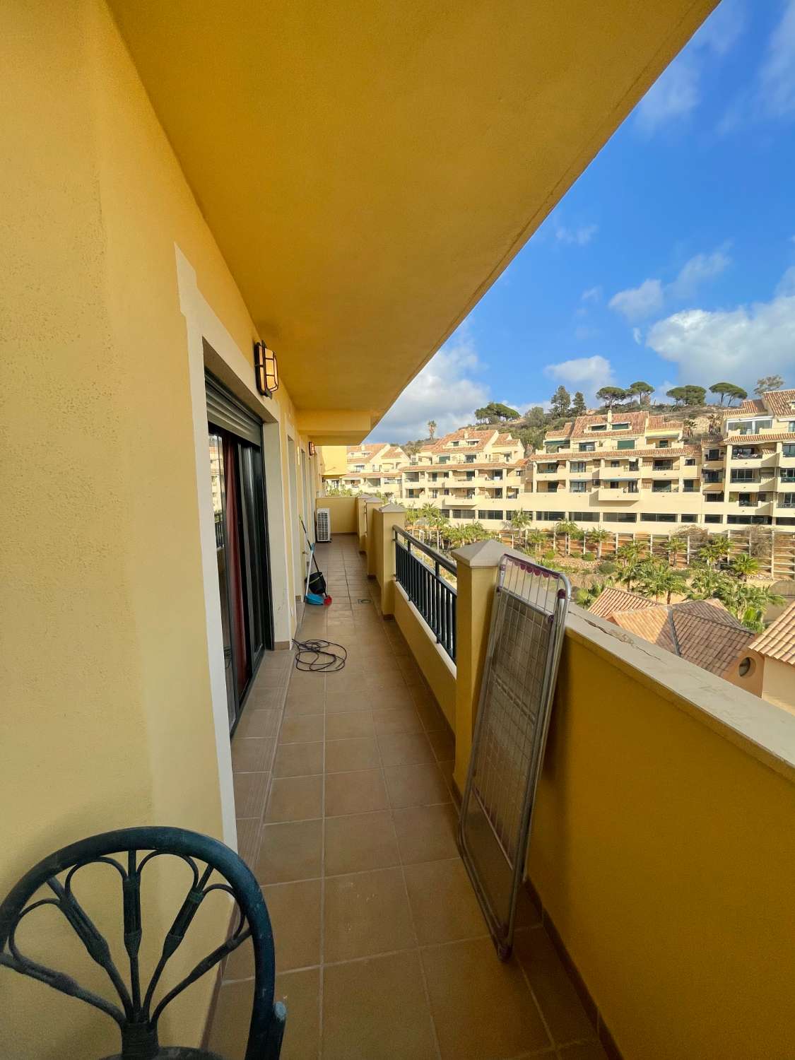 Se vende  bonito apartamento con vistas al mar en Benalmádena.