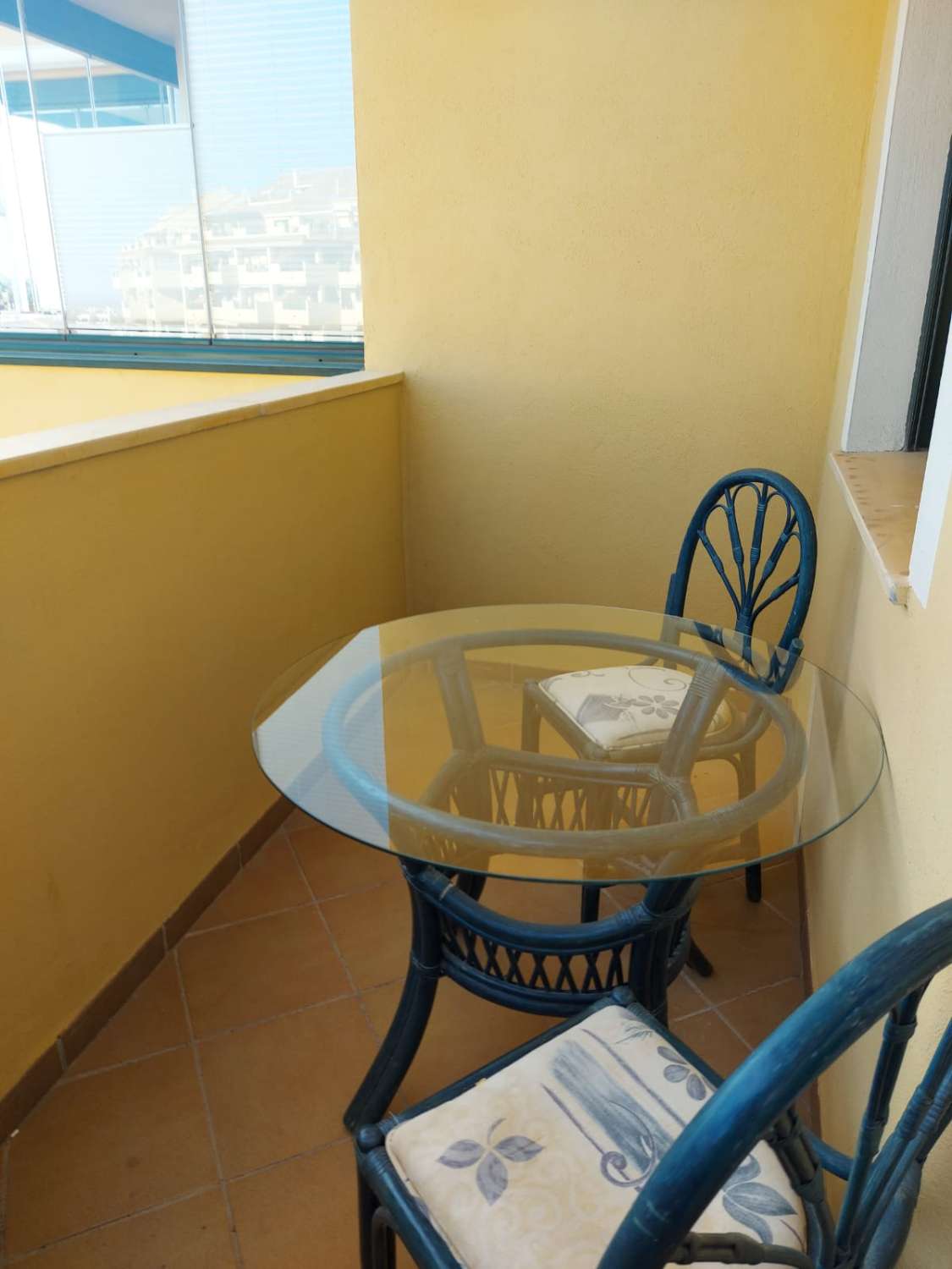 Se vende  bonito apartamento con vistas al mar en Benalmádena.