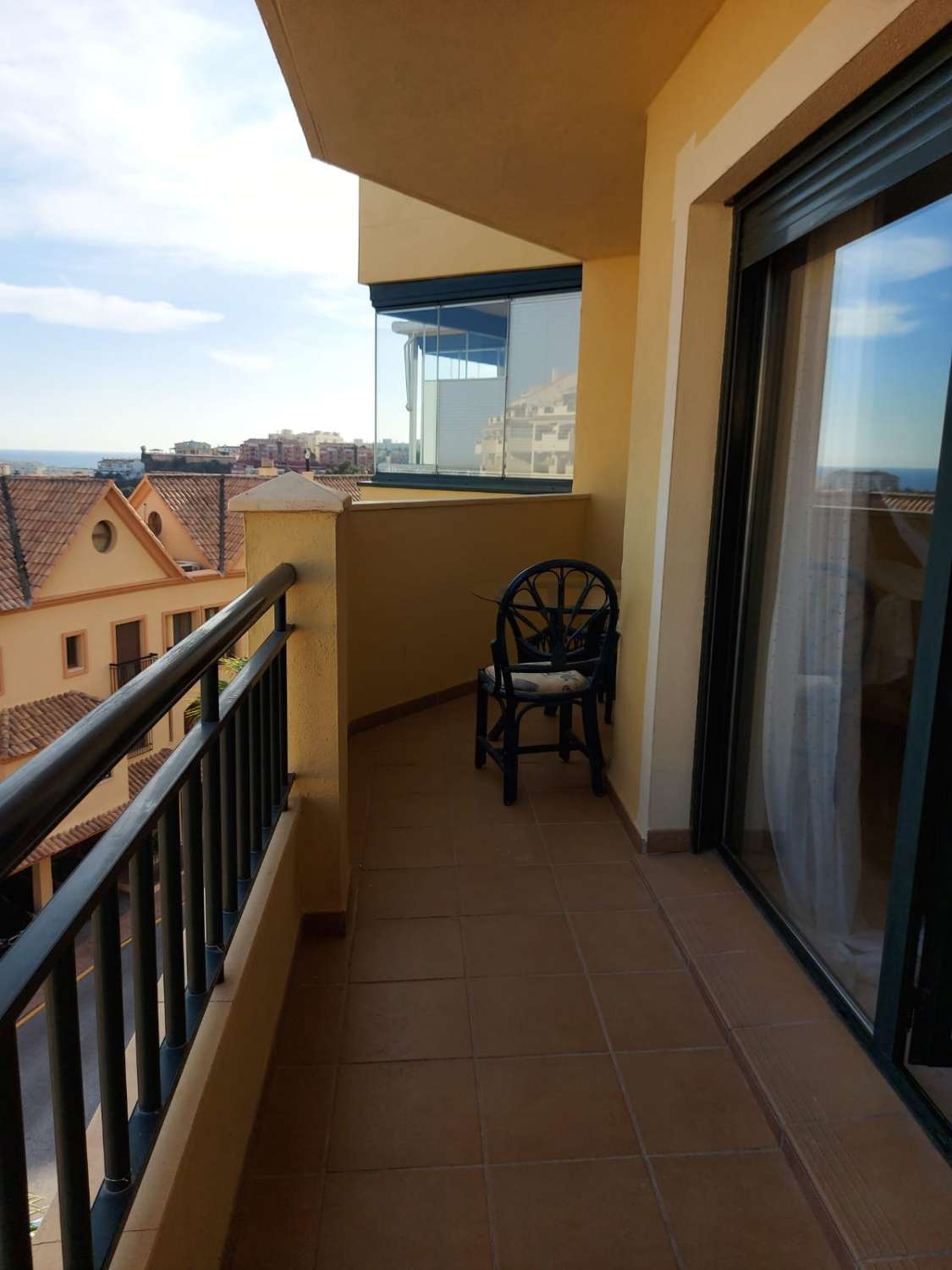 Se vende  bonito apartamento con vistas al mar en Benalmádena.