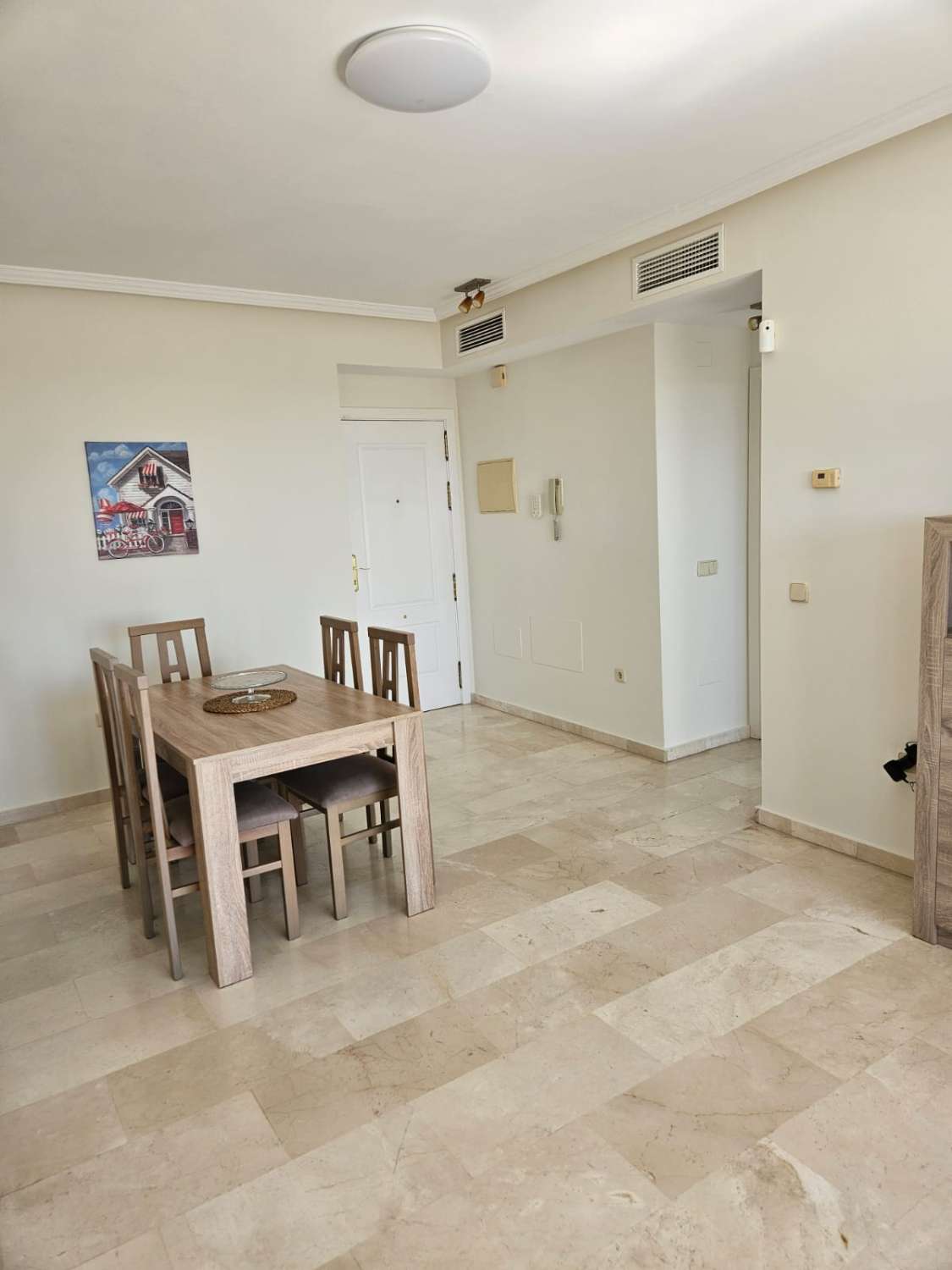 Se vende  bonito apartamento con vistas al mar en Benalmádena.