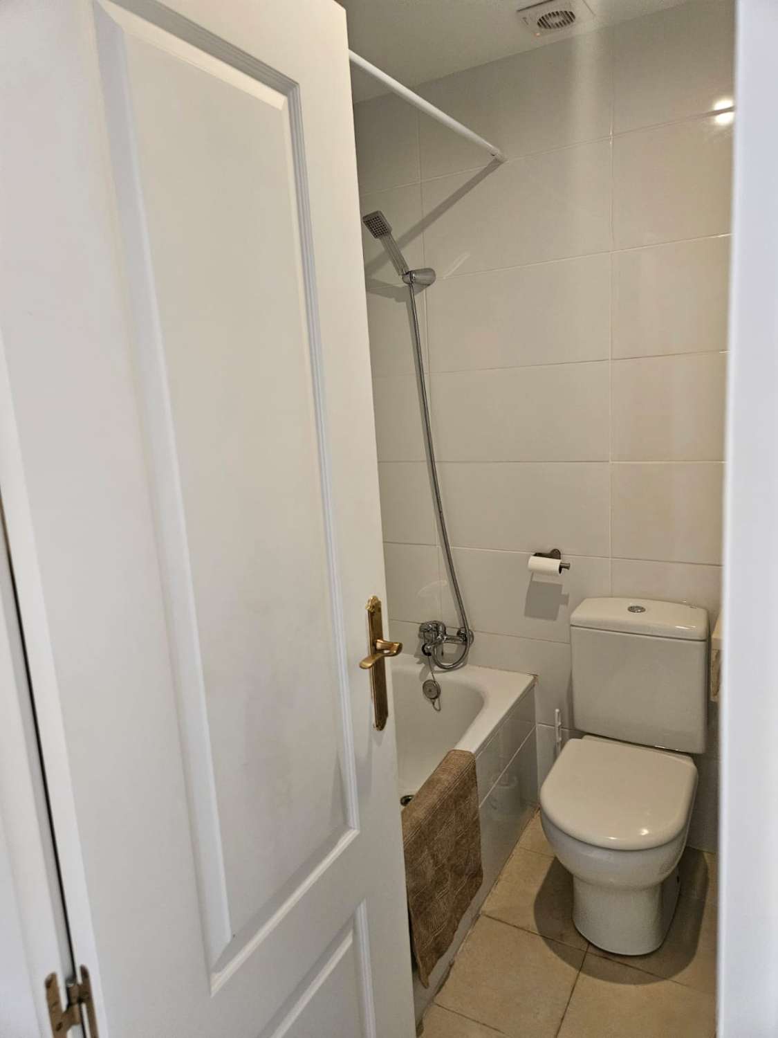 Se vende  bonito apartamento con vistas al mar en Benalmádena.