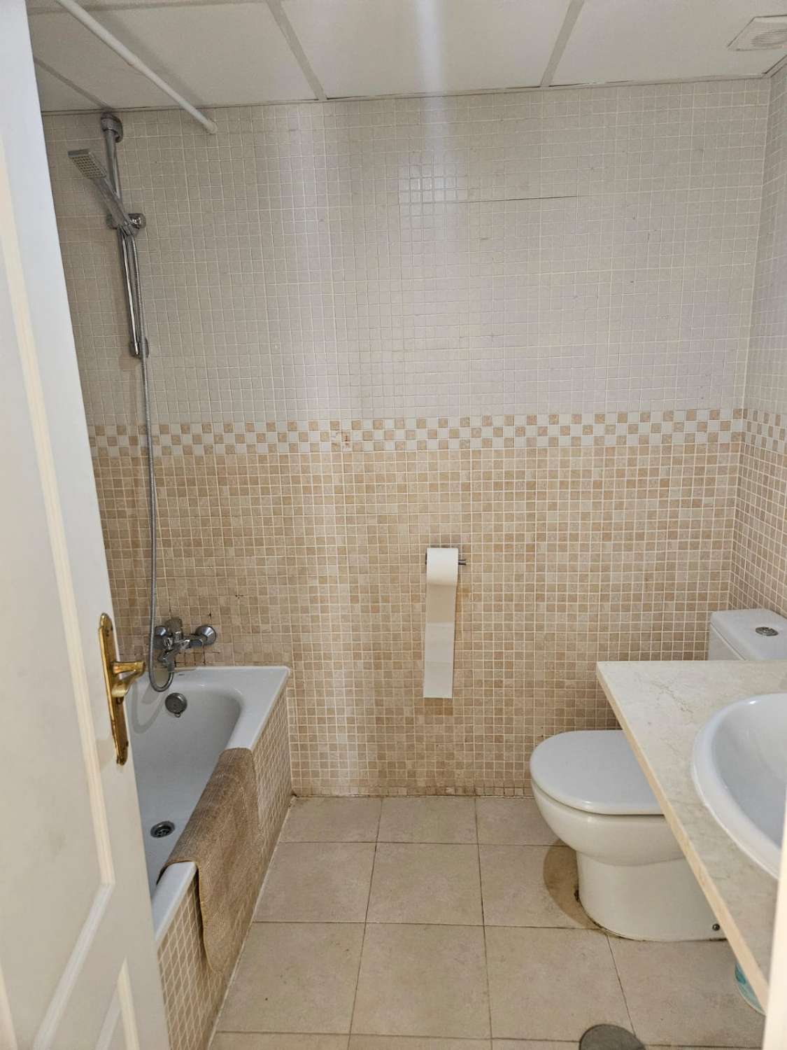 Se vende  bonito apartamento con vistas al mar en Benalmádena.