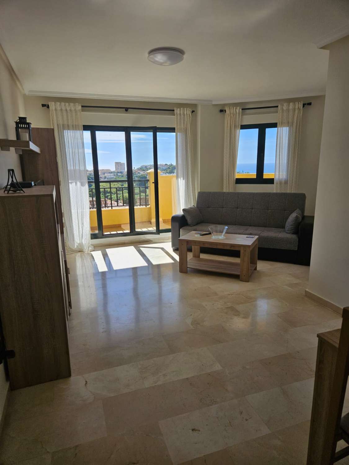 Se vende  bonito apartamento con vistas al mar en Benalmádena.