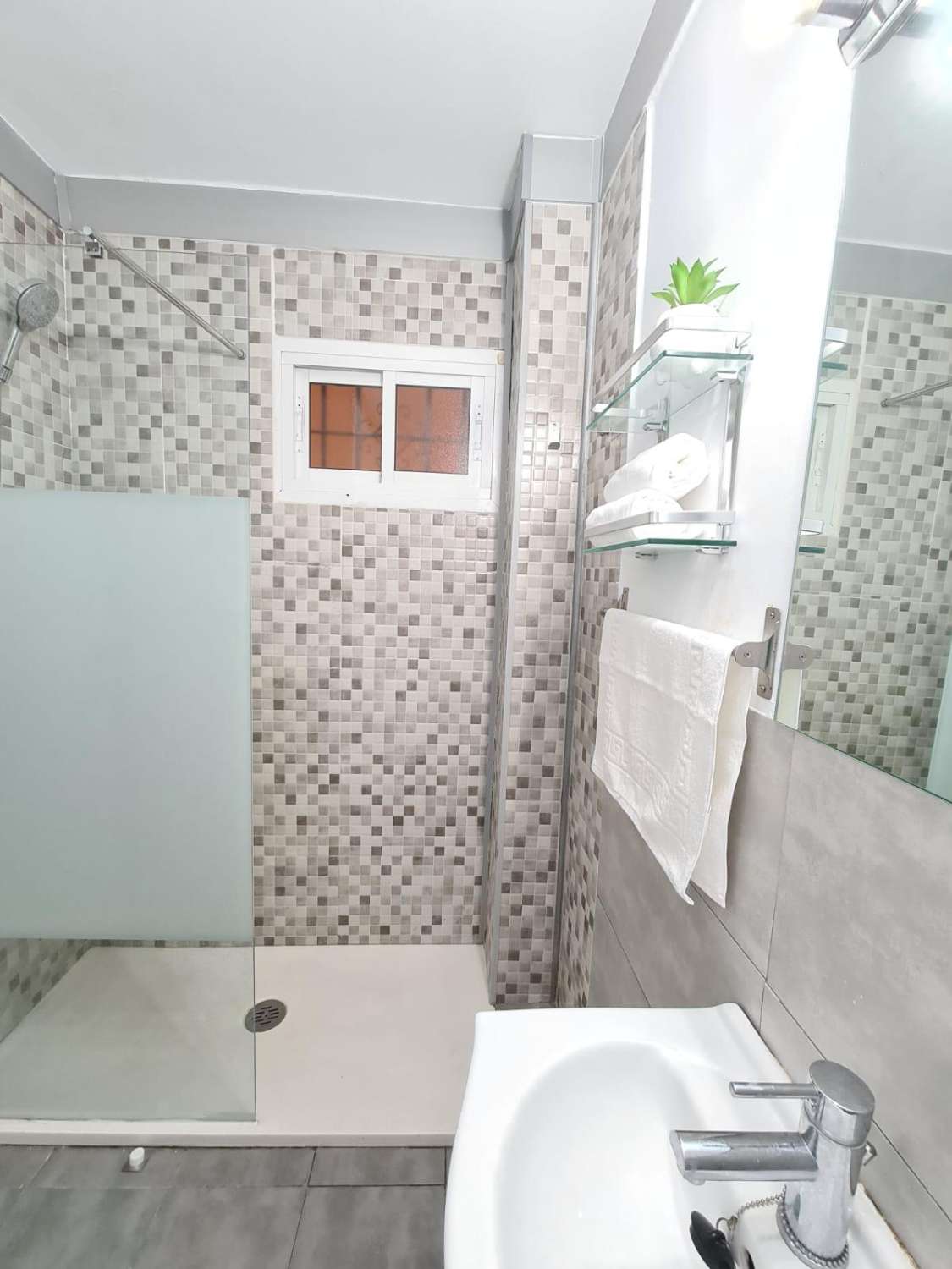 SE ALQUILA POR LARGA TEMPORADA  BONITO ESTUDIO EN ARROYO DE LA MIEL (BENALMADENA)