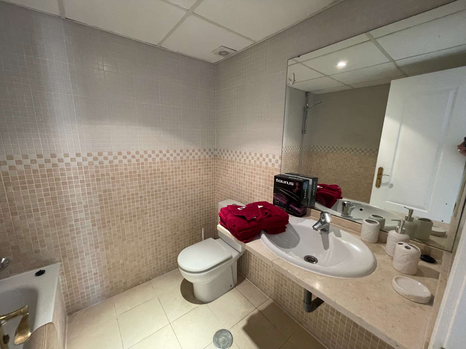 Se alquila desde ahora hasta 30/06/2026 bonito apartamento con vistas al mar en Benalmádena.