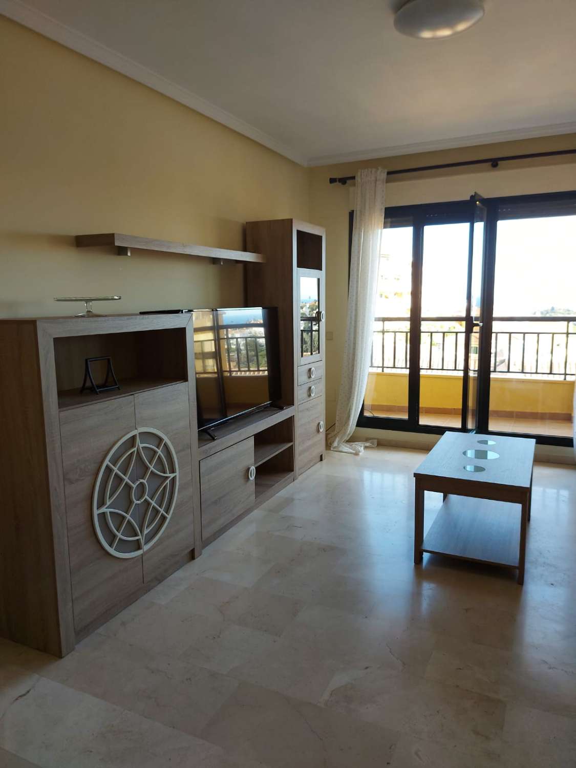 Se alquila desde ahora hasta 30/06/2026 bonito apartamento con vistas al mar en Benalmádena.