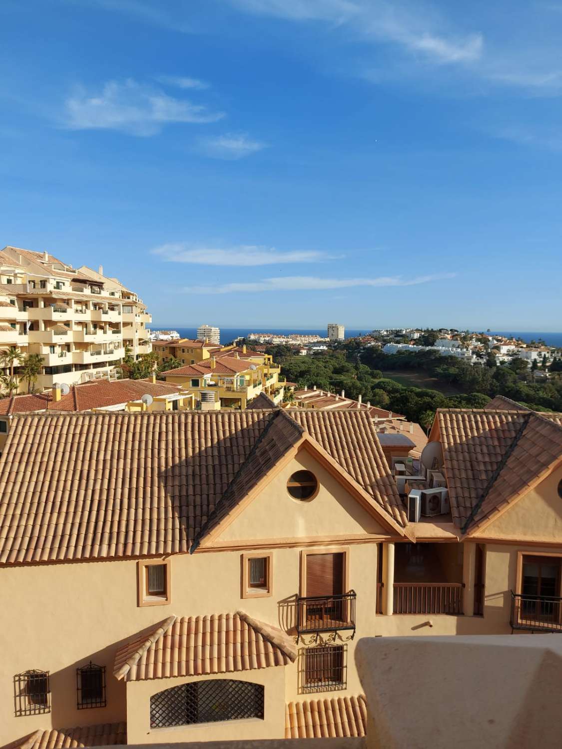 Se alquila desde ahora hasta 30/06/2026 bonito apartamento con vistas al mar en Benalmádena.