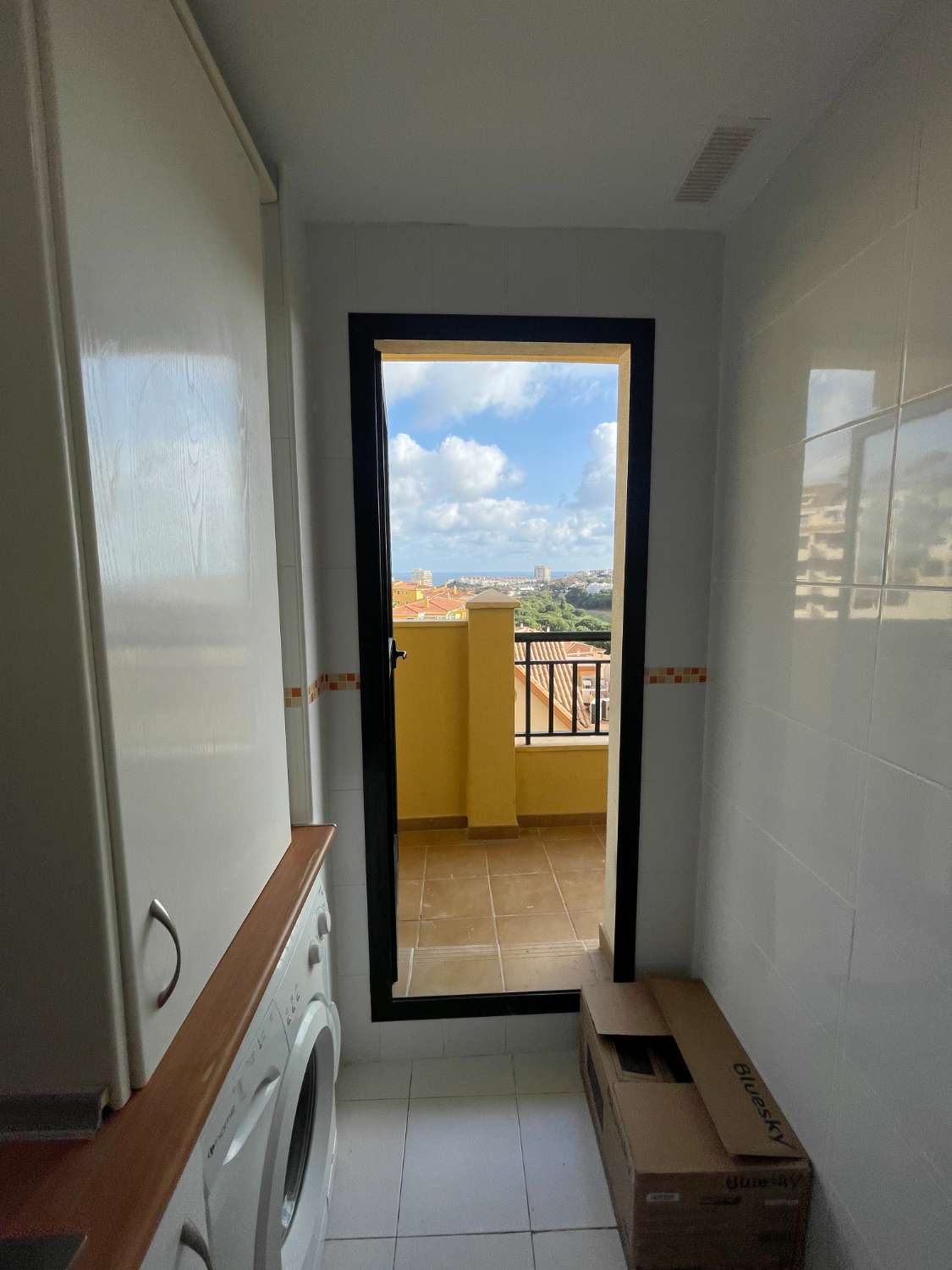 Se alquila desde ahora hasta 30/06/2026 bonito apartamento con vistas al mar en Benalmádena.