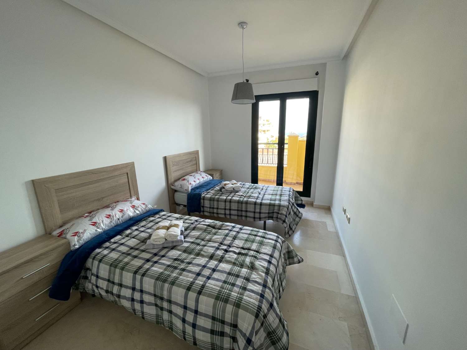 Se alquila desde ahora hasta 30/06/2026 bonito apartamento con vistas al mar en Benalmádena.