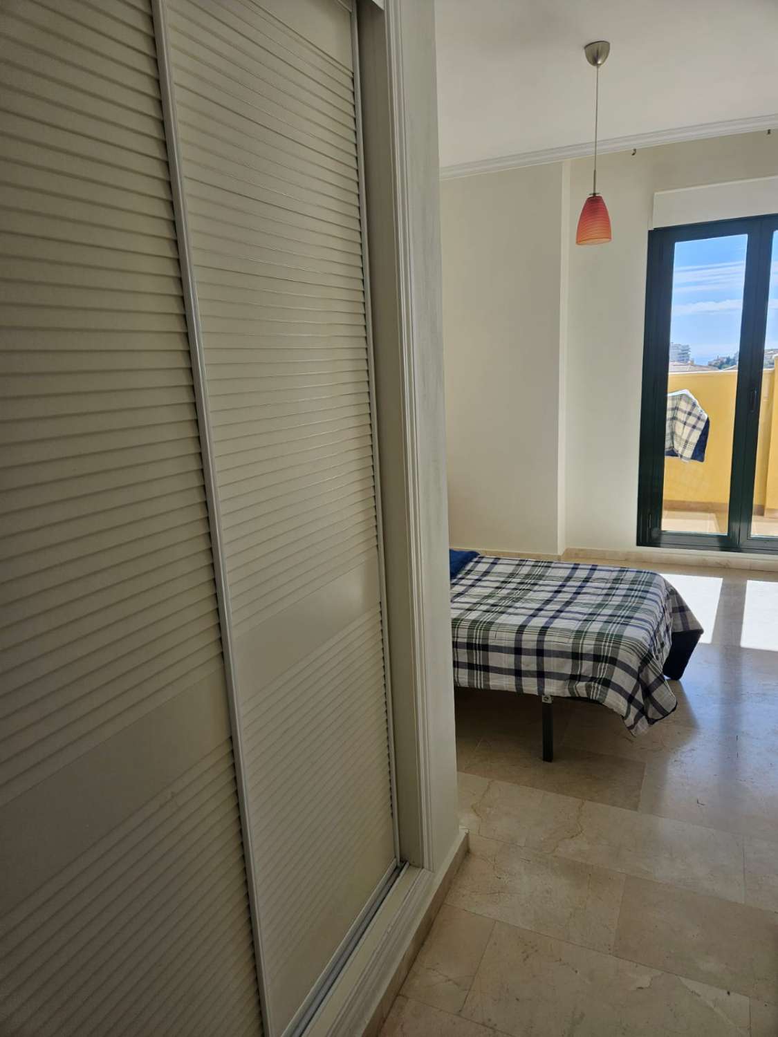 Se alquila desde ahora hasta 30/06/2026 bonito apartamento con vistas al mar en Benalmádena.