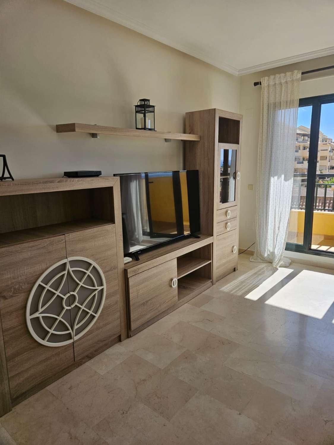 Se alquila desde ahora hasta 30/06/2026 bonito apartamento con vistas al mar en Benalmádena.