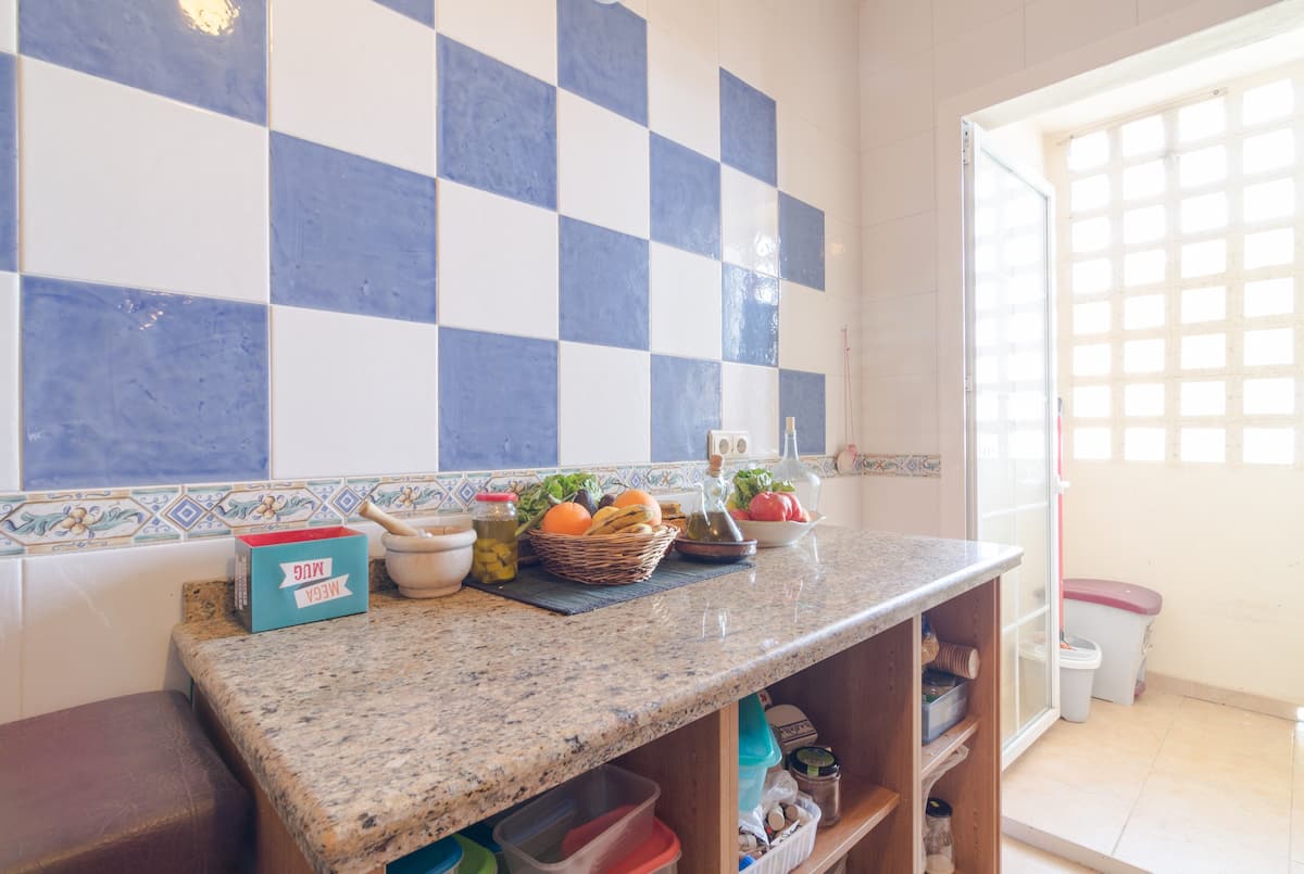 SE VENDE MAGNIFICO ATICO CON VISTAS AL  MAR EN LA CARIHUELA A 300 METROS DE LA PLAYA (TORREMOLINOS)