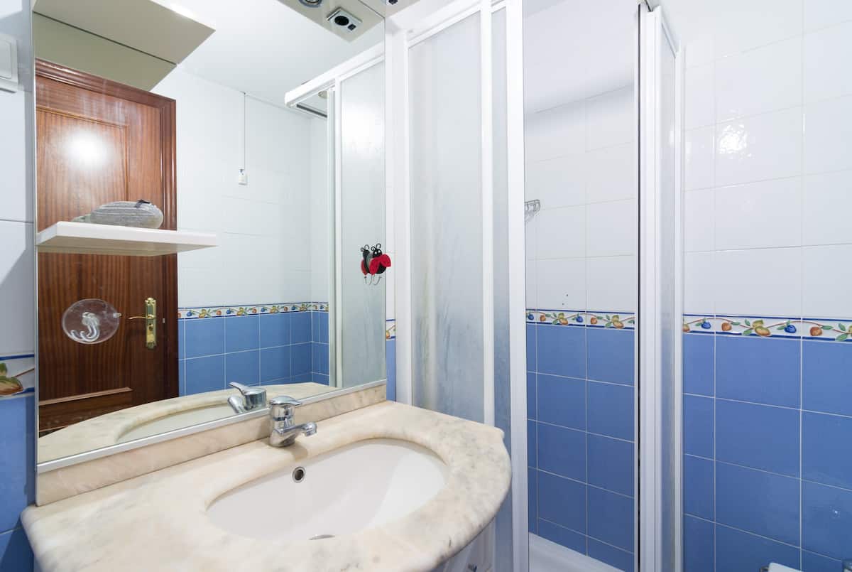 SE VENDE MAGNIFICO ATICO CON VISTAS AL  MAR EN LA CARIHUELA A 300 METROS DE LA PLAYA (TORREMOLINOS)